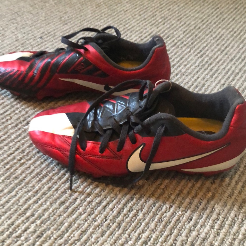 Nike T90 soccer shoes. Youth size 5.